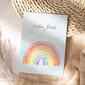 Op de afbeelding: Een kaart met een regenboogontwerp en de tekst "Vielen Dank" (Duits voor "Bedankt") met een hartje. De regenboog heeft tekst eromheen die zegt "Voor al die kleurrijke en prachtige momenten", "Voor het vertellen, uitleggen en leren", "Voor het geduld en begrip", "Voor het knuffelen en kroelen", "Voor het lachen en de tranen".