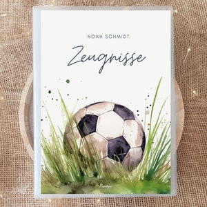 Personalisierte Zeugnismappe Fußball mit Name, Fußballspieler Geschenk Einschulung Junge, Dokumentenmappe Stadion, Geschenkidee Schulkind