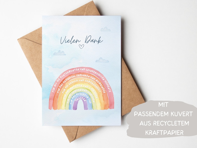 Op de afbeelding: Een lichtblauwe kaart met een regenboogontwerp en de tekst "Vielen Dank" (Duits voor "Bedankt") en een hartje. De regenboog heeft Duitse woorden die verschillende soorten ondersteuning beschrijven. De kaart ligt op een bruine envelop met de tekst "MIT PASSENDEM KUVERT AUS RECYCLETEM KRAFTPAPIER" (Duits voor "Met bijpassende envelop van gerecycled kraftpapier").