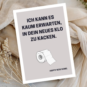 Könnte beinhalten: Eine Grußkarte mit hellgrauem Hintergrund und weißem Rand. Die Karte zeigt den Text "ICH KANN ES KAUM ERWARTEN, IN DEIN NEUES KLO ZU KACKEN." und "HAPPY NEW HOME." Eine Zeichnung einer Toilettenpapierrolle ist ebenfalls enthalten.
