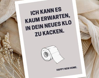 Op de afbeelding: Een wenskaart met een lichtgrijze achtergrond en witte rand. De kaart bevat de tekst "ICH KANN ES KAUM ERWARTEN, IN DEIN NEUES KLO ZU KACKEN." en "HAPPY NEW HOME." Een tekening van een rol toiletpapier is ook inbegrepen.
