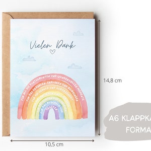 Op de afbeelding: Een bedankkaart met een regenboogontwerp en de tekst "Vielen Dank" in het midden. De regenboog is veelkleurig en omringd door wolken. De kaart is 10,5 cm bij 14,8 cm.