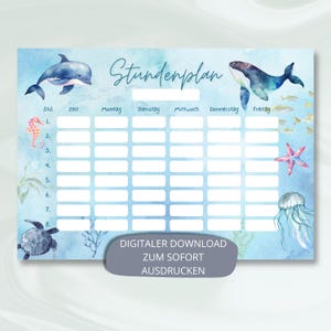Puede incluir: Una plantilla de horario imprimible azul y blanca con una ballena, un delfín, un caballito de mar, una tortuga y una medusa. La plantilla se titula "Stundenplan" y tiene columnas para del lunes al viernes.