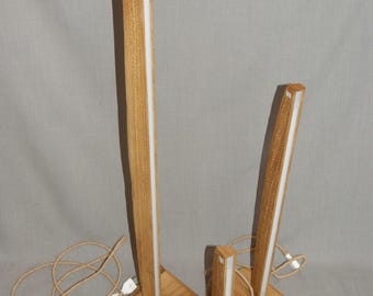 Ręcznie robiona lampa podłogowa LED z dębu: rzeźbione drewno w stylu vintage