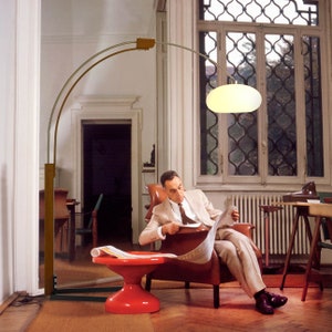 Lampadaire arqué moderne Mid-Century de 84 po. - Laiton patiné et noyer, gradateur, base en V