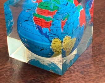 Globe cube retro '90s resin paperweight