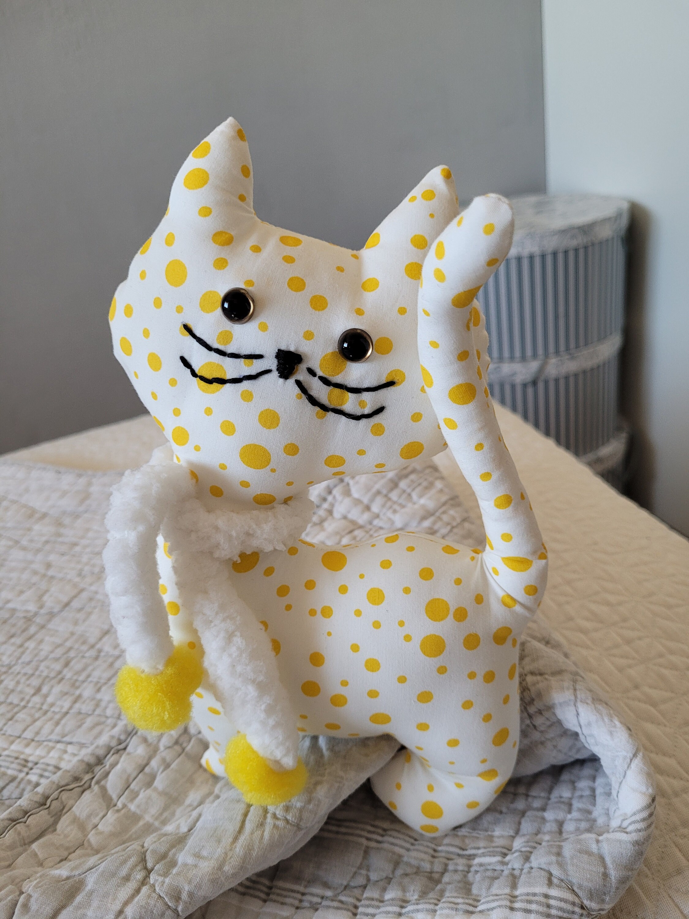Doudou chat en tissu imprimé pour déco chambre enfant -  France