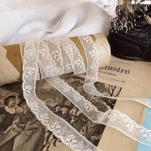 Very beautiful old Valenciennes-type border lace in ecru cotton sold by the meter