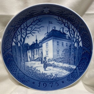Royal Copenhagen 1975 Christmas Plate &quot;The Queen&#39;s Christmas Residence&quot; design.