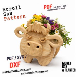 Op de afbeelding: Een houten, koe-vormige plantenbak gevuld met kleurrijke bloemen. De plantenbak is gemaakt van lichtgekleurd hout en heeft een gedetailleerd ontwerp. Tekst op de afbeelding luidt "Scroll Saw Pattern", "PDF for Scroll Saw - Pages Ready to Print" en "Money Box & Planter".