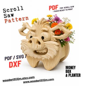 Op de afbeelding: Een houten figuurzaagpatroon voor een varkensvormige plantenbak en spaarpot. De plantenbak is gevuld met kleurrijke bloemen. De afbeelding bevat tekst met "Scroll Saw Pattern", "PDF", "Money Box & Planter" en website-adressen.