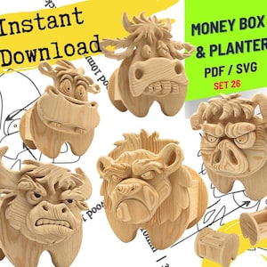 Op de afbeelding: Een verzameling houten spaarpotten en plantenbakken, elk gesneden in de vorm van een dierenkop met expressieve kenmerken. De afbeelding toont een koe, een varken, een beer en een stier, met de tekst "Instant Download" en "Money Box & Planter PDF/SVG SET 26".