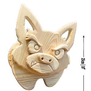 K&ouml;nnte beinhalten: Eine Holzskulptur eines w&uuml;tenden Tieres, m&ouml;glicherweise eines Hundes oder Wolfes. Die Skulptur ist aus hellem Holz gefertigt und misst 25 cm in der H&ouml;he und 19,7 cm in der Breite. Das Tier hat gerunzelte Augenbrauen, einen knurrenden Mund und spitze Ohren.