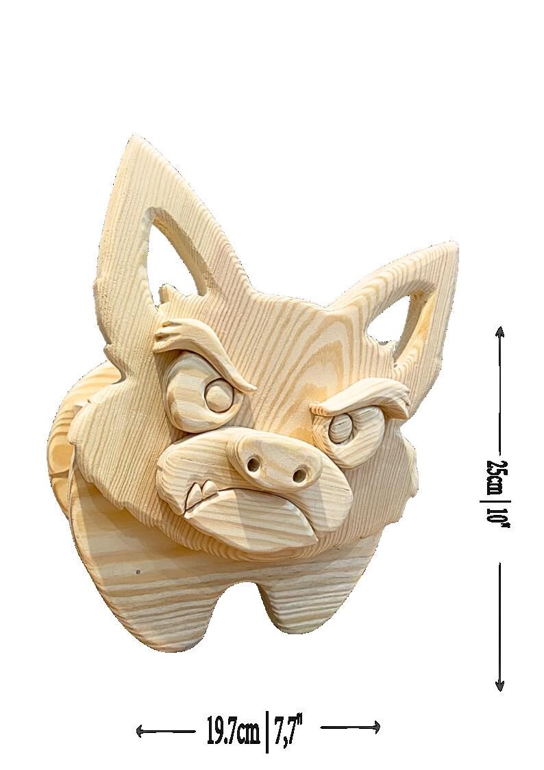 K&ouml;nnte beinhalten: Eine Holzskulptur eines w&uuml;tenden Tieres, m&ouml;glicherweise eines Hundes oder Wolfes. Die Skulptur ist aus hellem Holz gefertigt und misst 25 cm in der H&ouml;he und 19,7 cm in der Breite. Das Tier hat gerunzelte Augenbrauen, einen knurrenden Mund und spitze Ohren.