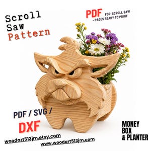 Könnte beinhalten: Ein Holz-Laubsägemuster für eine Geldkassette und einen Pflanzkasten. Das Design zeigt eine geschnitzte, cartoonartige Figur mit wütendem Gesichtsausdruck, die Blumen hält. Text enthält "Scroll Saw Pattern", "PDF", "PDF/SVG/DXF".