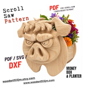 Op de afbeelding: Een houten figuurzaagpatroon voor een varkensvormige spaarpot en plantenbak. Het varken heeft een boze uitdrukking en houdt kleurrijke bloemen vast. Tekst bevat "Scroll Saw Pattern", "PDF", "PDF/SVG/DXF" en websiteadressen.