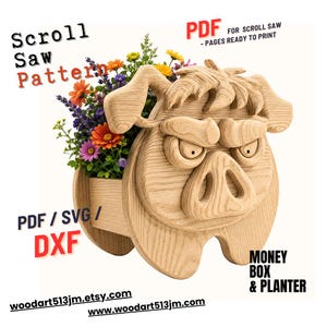 Op de afbeelding: Een houten varkensvormige plantenbak en spaarpot, gevuld met kleurrijke bloemen. Het ontwerp is een figuurzaagpatroon, met de tekst "Scroll Saw Pattern", "PDF", "SVG", "DXF", "Money Box & Planter".