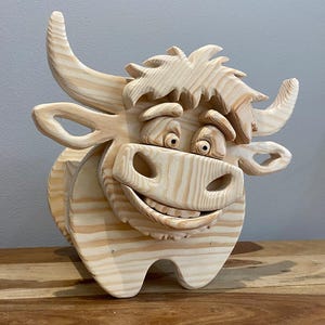 Blumentopf / Übertopf aus Holz, Dekupiersägemuster – Easy Bull Design für einzigartige Haus- & Gartendekoration