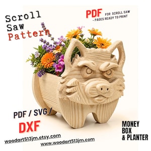 Op de afbeelding: Een houten bloempot in de vorm van een gestileerd dierengezicht, gevuld met kleurrijke bloemen. De bloempot heeft de tekst "Scroll Saw Pattern", "PDF", "PDF / SVG / DXX", "Money Box & Planter" en websiteadressen.