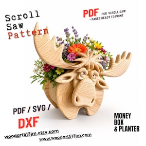 Könnte beinhalten: Ein hölzerner Elch-Blumentopf gefüllt mit bunten Blumen. Der Elch hat große Geweihe und ein detailliertes Gesicht. Der Text auf dem Bild lautet "Scroll Saw Pattern", "PDF for Scroll Saw", "PDF/SVG/DXF", "Money Box & Planter" und Webseitenadressen.