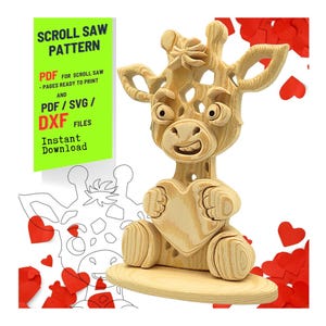 Peut inclure: Une figurine de girafe en bois tenant un cœur, avec une finition brun clair. La girafe a une expression souriante et est assise sur une base ronde. L'image comprend le texte "SCROLL SAW PATTERN" et "PDF/SVG/DXF FILES". Des découpes en forme de cœur rouge sont éparpillées autour de la figurine.
