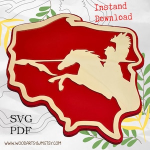 Puede incluir: Recorte de madera con fondo rojo y contorno claro. El diseño presenta una silueta de caballo y jinete. Las palabras "SVG PDF" e "Instant Download" son visibles. También es visible la URL de la tienda Etsy.