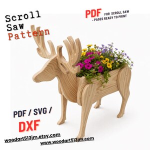 Puede incluir: Una jardinera de madera con forma de alce llena de flores coloridas. La jardinera está hecha de madera de color claro y presenta el texto "Scroll Saw Pattern" y "PDF for Scroll Saw - Pages Ready to Print". El diseño está disponible en formatos PDF, SVG y DXF.