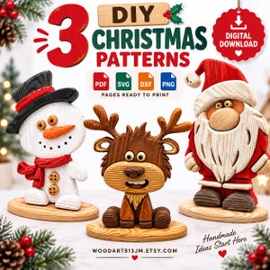 Peut inclure: Trois figurines de Noël en bois comprenant un bonhomme de neige avec un chapeau noir et une écharpe rouge, un renne marron et le Père Noël en costume rouge. Le texte indique 3 DIY CHRISTMAS PATTERNS, DIGITAL DOWNLOAD, PDF, SVG, DXF, PNG, PAGES READY TO PRINT et WOODART513JM.ETSY.COM.