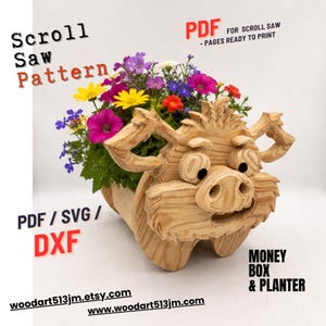Op de afbeelding: Een houten figuurzaagpatroon voor een spaarpot en plantenbak, met een grillig dierontwerp. De plantenbak is gevuld met kleurrijke bloemen. De afbeelding bevat de tekst "Scroll Saw Pattern", "PDF", "SVG", "DXF" en websiteadressen.