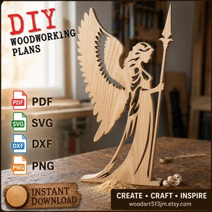 Könnte beinhalten: Ein hellfarbiger Holzausschnitt eines Engels mit einem Speer, der den Text DIY WOODWORKING PLANS, PDF, SVG, DXF, PNG und INSTANT DOWNLOAD enthält. Das Design umfasst Dateiformatsymbole und den Text CREATE • CRAFT • INSPIRE.