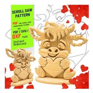 Può includere: Un modello di traforo in legno con un toro dei cartoni animati che tiene un cuore. L'immagine include una versione più piccola del toro e ritagli di cuori rossi. Il testo recita "SCROLL SAW PATTERN" e "PDF/SVG/DXF FILES".