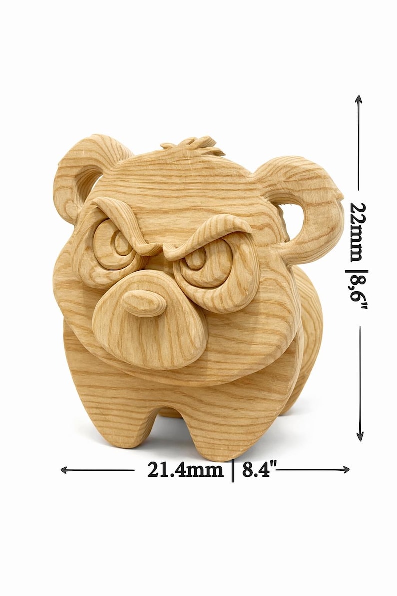K&ouml;nnte beinhalten: Holzskulptur eines w&uuml;tenden B&auml;ren mit gerunzelten Augenbrauen und einem m&uuml;rrischen Gesichtsausdruck. Der B&auml;r ist aus hellfarbenem Holz geschnitzt und ist 21,4 cm breit und 22 cm hoch.