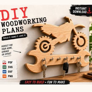 Könnte beinhalten: Ein hellfarbener, an der Wand montierter Schlüsselhalter aus Holz in Form eines Motorrads auf einem Schraubenschlüssel, mit sechs silbernen Metallhaken, an denen Schlüssel hängen. Text auf dem Bild umfasst DIY WOODWORKING PLANS, INSTANT DOWNLOAD.
