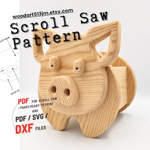Op de afbeelding: Een houten figuurzaagpatroon in de vorm van een varken. Het varken heeft een gedetailleerd ontwerp met zichtbare houtnerf. De tekst "Scroll Saw Pattern" en "PDF/SVG/DXF FILES" staat op de afbeelding. De Etsy shopnaam is ook zichtbaar.