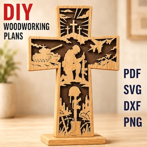 Op de afbeelding: Een houten kruis met lasergesneden militaire afbeeldingen, waaronder een tank, een knielende soldaat, een gevechtsvliegtuig en een helm op een geweer. De tekst DIY WOODWORKING PLANS, PDF, SVG, DXF, PNG is duidelijk zichtbaar.