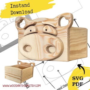 Op de afbeelding: Een houten varkensvormige doos en een bijpassende kleine houten doos. De varkensdoos heeft een grote snuit, ogen en oren. De tekst "Instand Download" staat in een gele banner. Het websiteadres is zichtbaar.