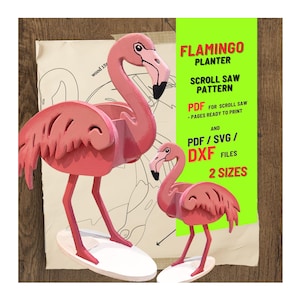 Puede incluir: Dos jardineras de flamencos de madera rosa, una grande y otra pequeña, sobre bases blancas. La imagen incluye un rectángulo verde con el texto "FLAMINGO PLANTER SCROLL SAW PATTERN PDF FOR SCROLL SAW - PAGES READY TO PRINT AND PDF / SVG / DXF FILES 2 SIZES."