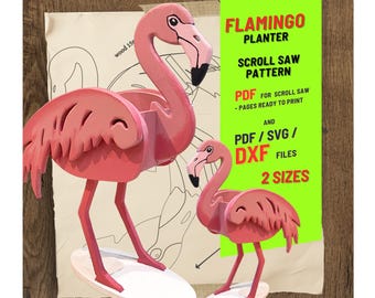 Puede incluir: Dos jardineras de flamencos de madera rosa, una grande y otra pequeña, sobre bases blancas. La imagen incluye un rectángulo verde con el texto "FLAMINGO PLANTER SCROLL SAW PATTERN PDF FOR SCROLL SAW - PAGES READY TO PRINT AND PDF / SVG / DXF FILES 2 SIZES."