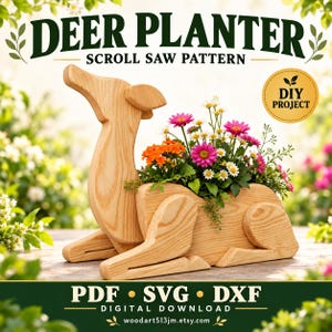 Può includere: Una fioriera in legno chiaro a forma di cervo con finitura a venature naturali, riempita con fiori colorati rosa, arancioni e bianchi. Il testo DEER PLANTER SCROLL SAW PATTERN, DIY PROJECT e PDF SVG DXF è chiaramente visibile.