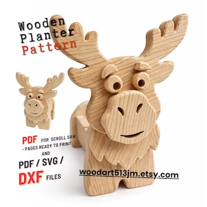 Puede incluir: Un patrón de maceta de alce de madera. El alce está tallado en madera de color claro y tiene grandes astas, una cara sonriente y un pecho peludo. El texto "Wooden Planter Pattern" está en la parte superior y "woodart513jm.etsy.com" en la parte inferior.