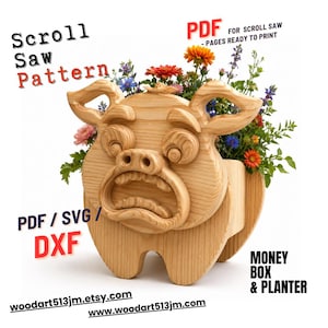 Op de afbeelding: Een houten figuurzaagpatroon voor een varkensvormige plantenbak en spaarpot. De lichtgekleurde houtsnijwerk heeft een gedetailleerd gezicht met een open mond en bevat kleurrijke bloemen. Tekst bevat "Scroll Saw Pattern", "PDF" en websiteadressen.
