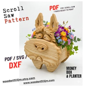 Puede incluir: Una jardinera de madera con forma de perro llena de flores coloridas. La jardinera está hecha de madera de color claro y tiene un diseño tallado. El texto de la imagen dice "Scroll Saw Pattern", "PDF", "Money Box & Planter" y direcciones de sitios web.