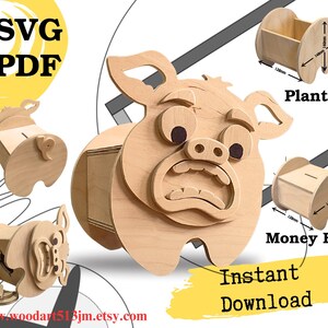 Op de afbeelding: Een houten varkensvormige spaarpot en plantenbak, met de tekst "SVG PDF" en "Direct downloaden". De spaarpot is 14 cm hoog, 14 cm breed en 12,8 cm diep. De plantenbak heeft dezelfde afmetingen. De Etsy shop URL is zichtbaar.