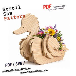 Peut inclure: Un pot de fleurs en forme de canard en bois clair, rempli de fleurs colorées. Le texte "Scroll Saw Pattern" et "PDF for Scroll Saw - Pages Ready to Print" sont visibles. L'image inclut également les informations de la boutique Etsy et du site web.