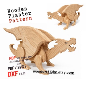 Puede incluir: Un patrón de jardinera de dragón de madera. El dragón está hecho de madera de color claro y tiene alas detalladas, una cola larga y una expresión feroz. El texto "Wooden Planter Pattern" está en la parte superior, con información de archivo "PDF" y "DXF" debajo. También se incluye el nombre de la tienda Etsy.