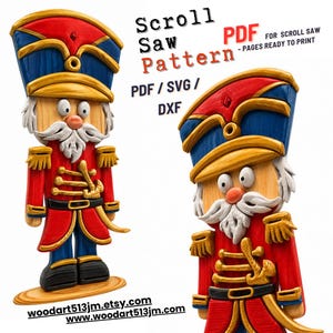 Puede incluir: Un soldado cascanueces de madera con uniforme rojo, detalles dorados y sombrero azul. La imagen incluye el texto "Scroll Saw Pattern PDF" y direcciones web.
