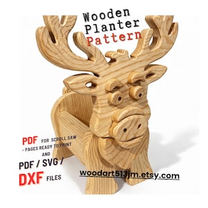 Puede incluir: Una maceta de madera con forma de alce, con grandes astas y una cara detallada. El texto "Wooden Planter Pattern" está en la parte superior, y también son visibles "PDF for Scroll Saw" y "PDF/SVG/DXF files". La tienda de Etsy es woodart513jm.etsy.com.