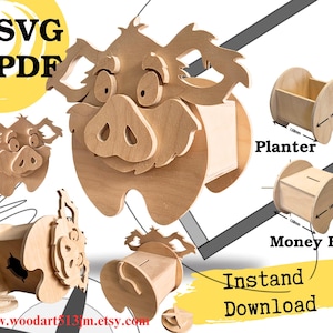 Op de afbeelding: Houten varkensvormige spaarpot- en plantenbakontwerpen. Het varken heeft een grillig gezicht en is gemaakt van lichtgekleurd hout. De afbeelding bevat de tekst "SVG PDF" en "Direct downloaden".