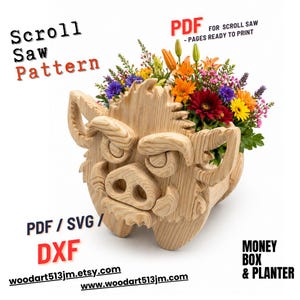 Op de afbeelding: Een houten bloempot in de vorm van een everzwijnkop, gevuld met kleurrijke bloemen. De bloempot heeft een gedetailleerd, gesneden ontwerp. Tekst op de afbeelding: "Scroll Saw Pattern", "PDF for Scroll Saw - Pages Ready to Print", "PDF / SVG / DXF", "Money Box & Planter".