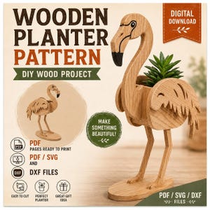 Könnte beinhalten: Ein digitaler Download für ein Flamingo-Pflanzgefäß-Muster aus Holz. Das Bild zeigt den Text WOODEN PLANTER PATTERN, DIY WOOD PROJECT und enthält Symbole für PDF-, SVG- und DXF-Dateien. Eine hellbraune Holzskulptur eines Flamingos hält eine grüne Pflanze.